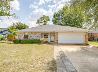 912 Hollow Creek Rd, Burleson, TX 76028