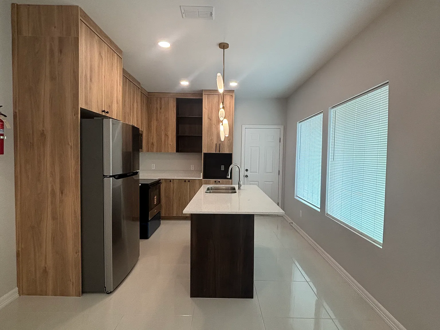3 bed, 980 sqft, $1,200 — Photo 4