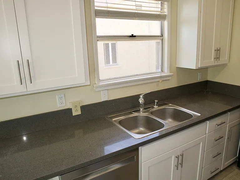 719 S Juanita Ave — Photo 7
