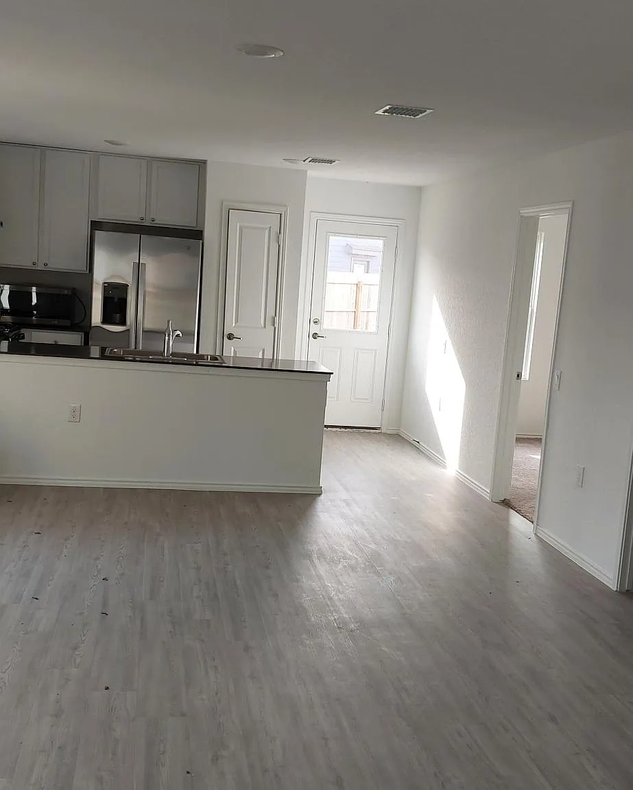 3 bed, 1266 sqft, $1,699 — Photo 4