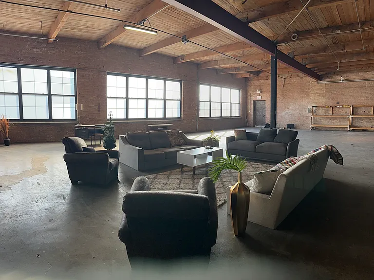 3134 W Carroll Ave — Photo 2