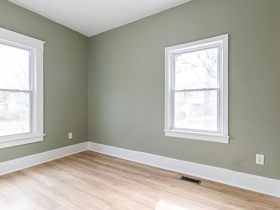 4th image of 2414A Warwick Ave