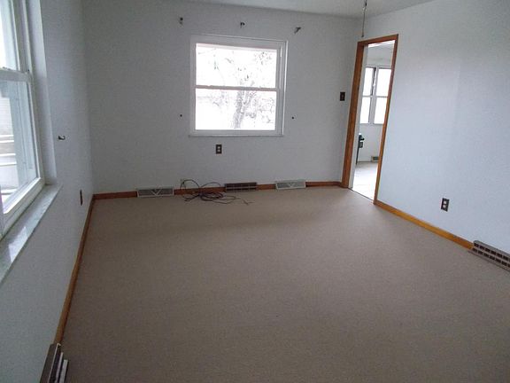 5th image of 422 Myers Ave