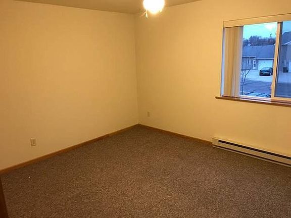 4th image of 2409 Hillcrest Dr APT 2