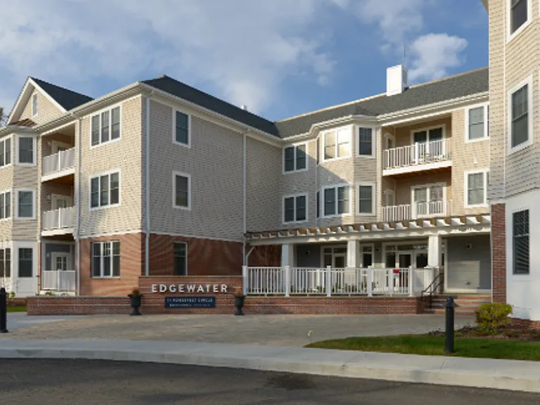 Edgewater Apartments — Photo 17