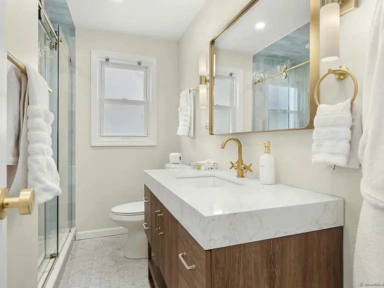 584 Courtland Ave — Photo 13