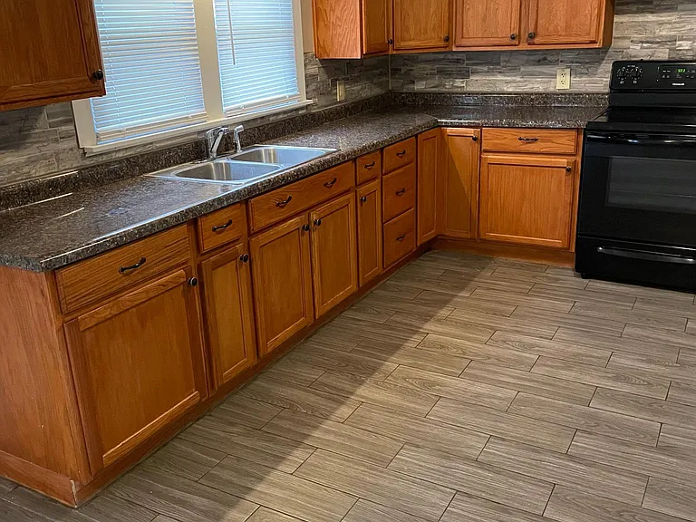 1540 Linden Ave — Photo 2