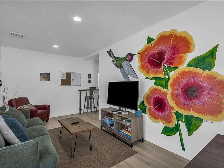 1559 W Shelley Ave — Photo 8