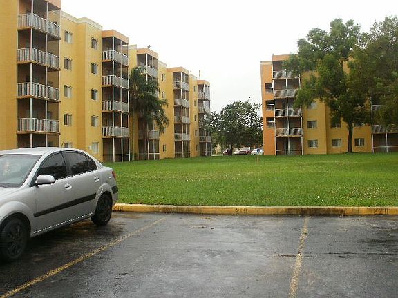 3rd image of 2221 S Sherman Cir APT 401
