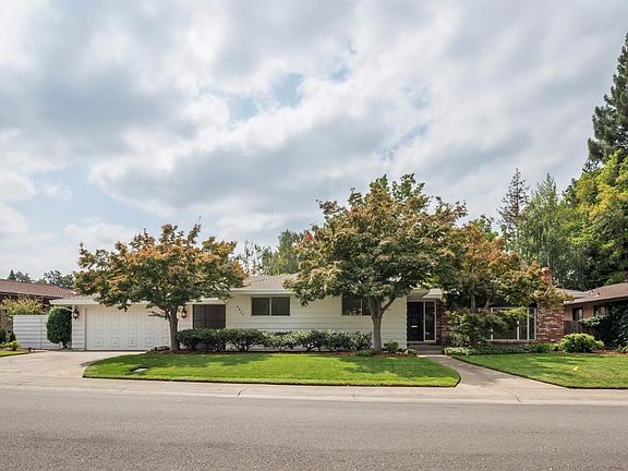 3rd image of 4432 Briarwood Dr