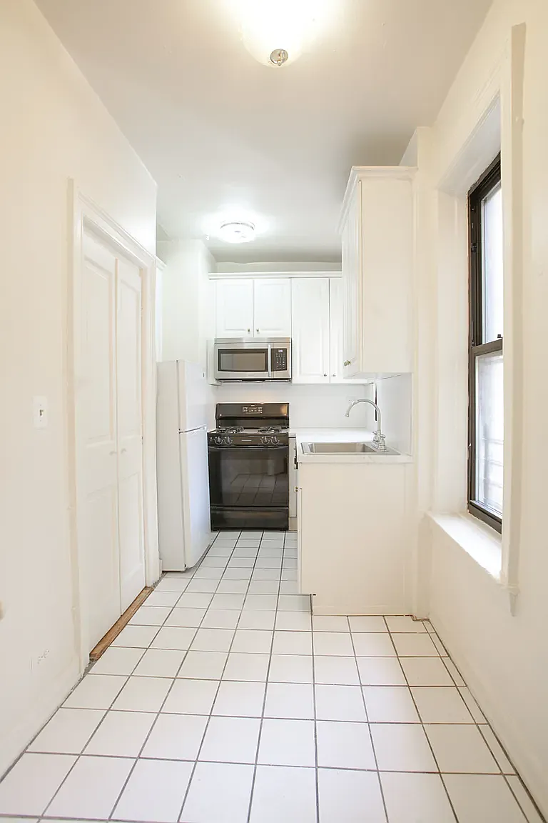 111 West 16th Street — Photo 4