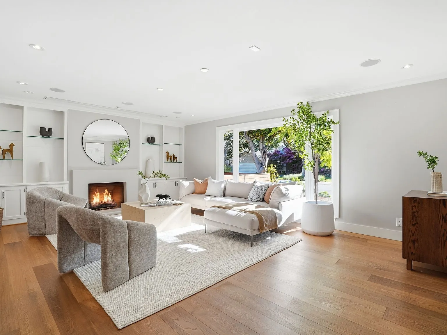 5 bed, 3.5 bath, 3549 sqft, $20,000 — Photo 2