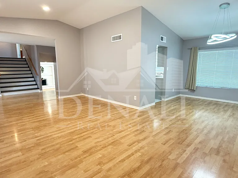 811 E Chilton Dr — Photo 5