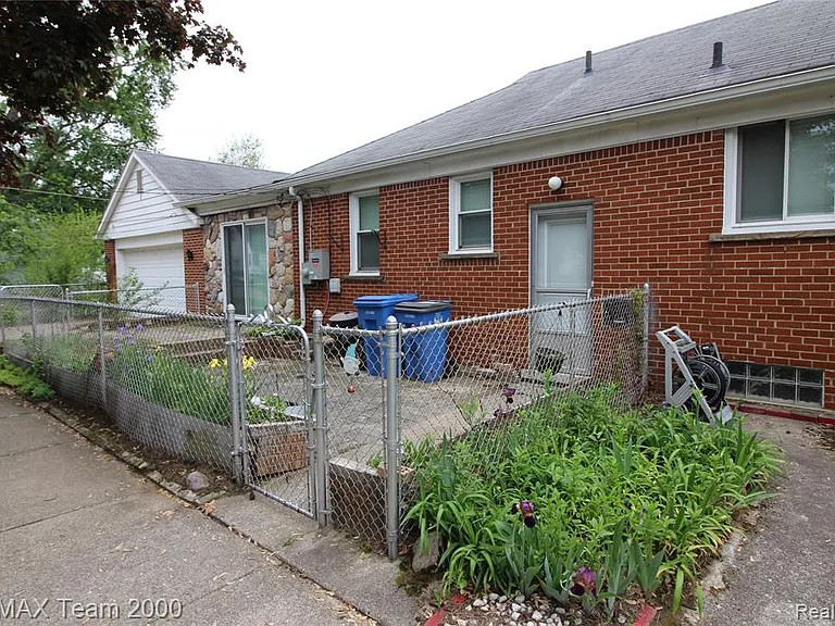 24301 Colgate St — Photo 3