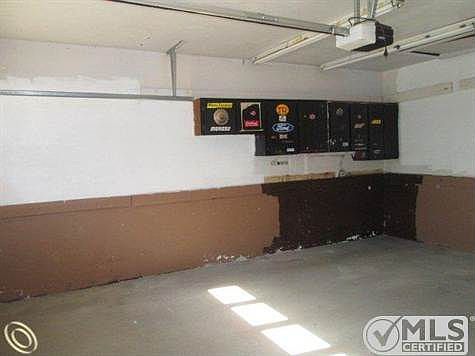 261-866278-garage inside 2.JPG