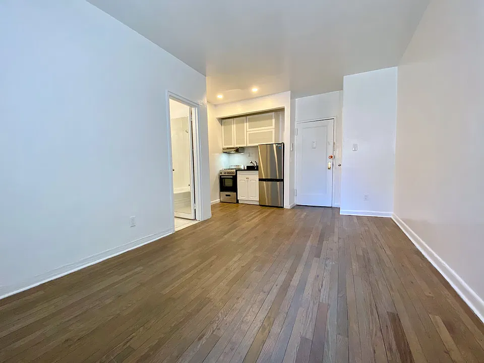 343 W 21st St #3A