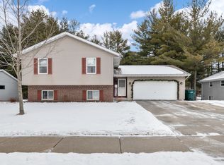 W200N16450 Pine Dr, Jackson, WI