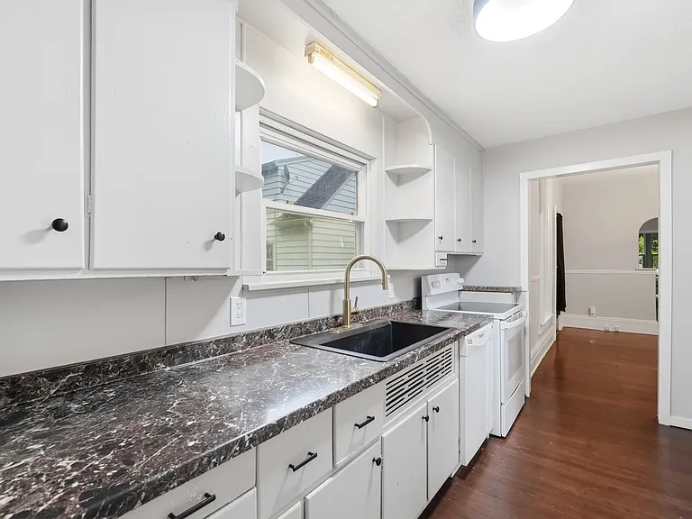 334 W 9th St #1 — Photo 18