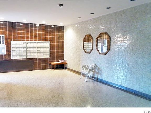 Inviting lobby in Tuckahoe Terrace