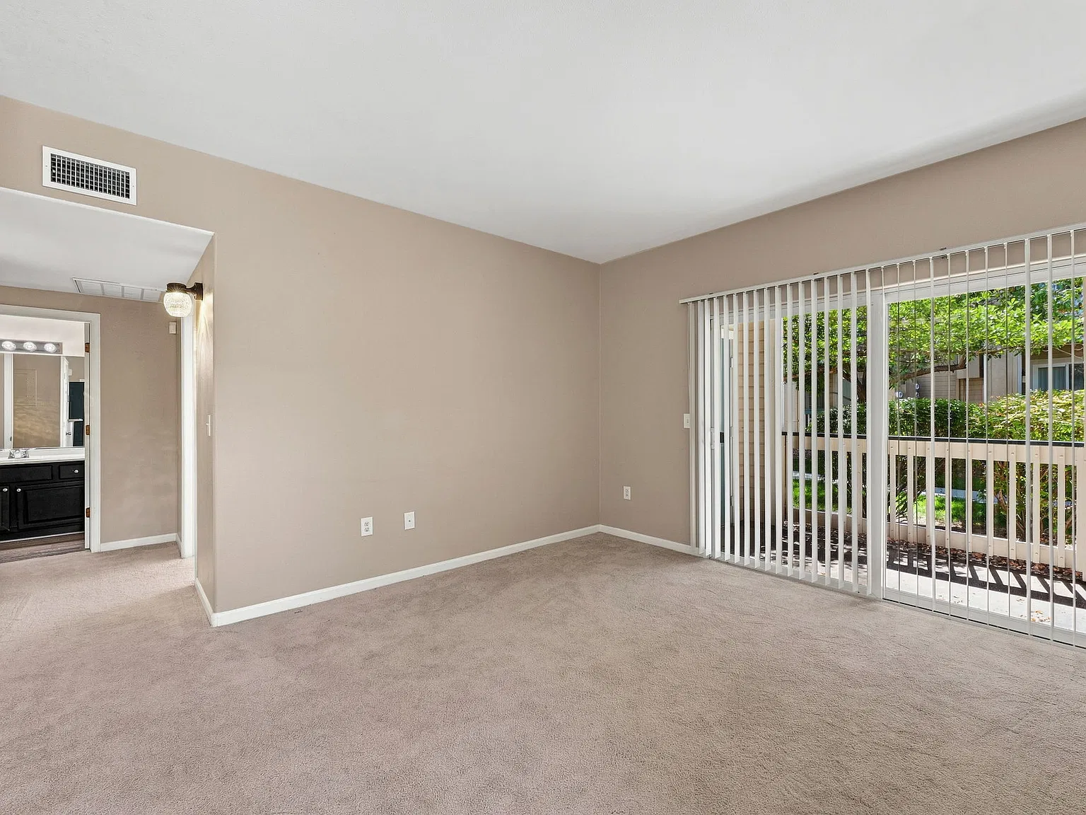 2 bed, 1025 sqft, $2,300 — Photo 4