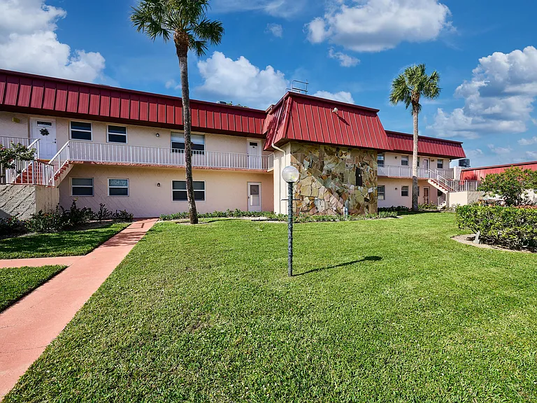 12021 W Greenway Dr — Photo 45