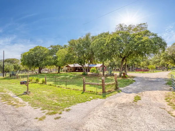 156 Home Place Dr, Adkins, TX 78101