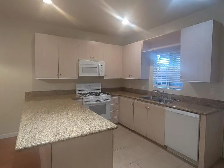 856 W Beach Ave #20 — Photo 5