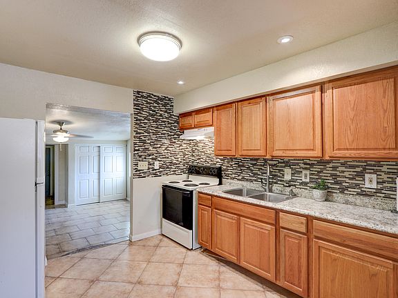 4th image of 606 W 13th St