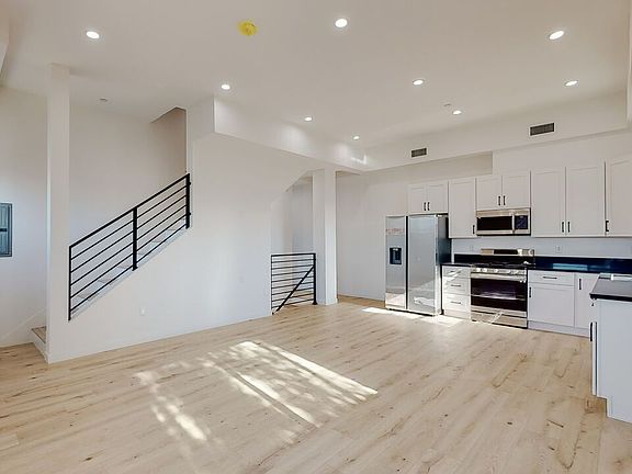 5th image of 1509 S Cloverdale Ave