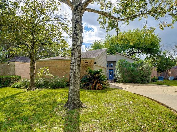 3 bedrooms, 2 bath home located in the heart of the Energy Corridor!