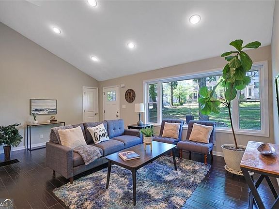4th image of 1976 Dering Cir