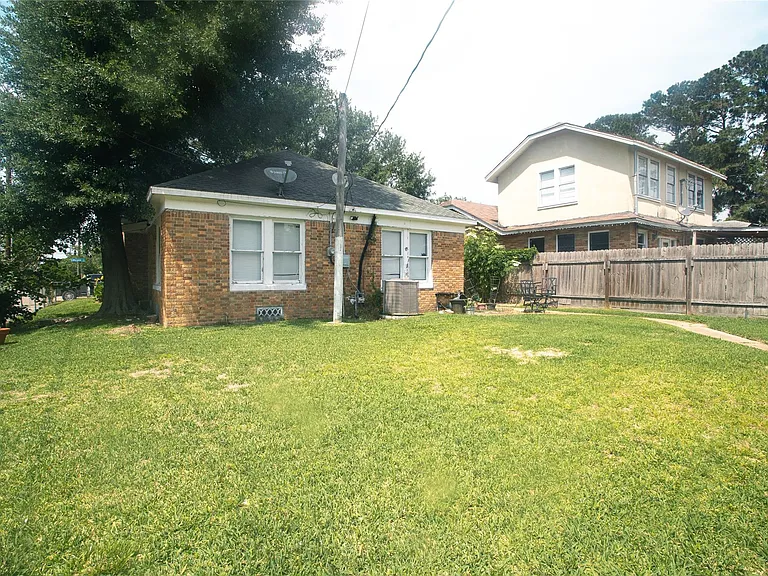 3229 Wisconsin St — Photo 3
