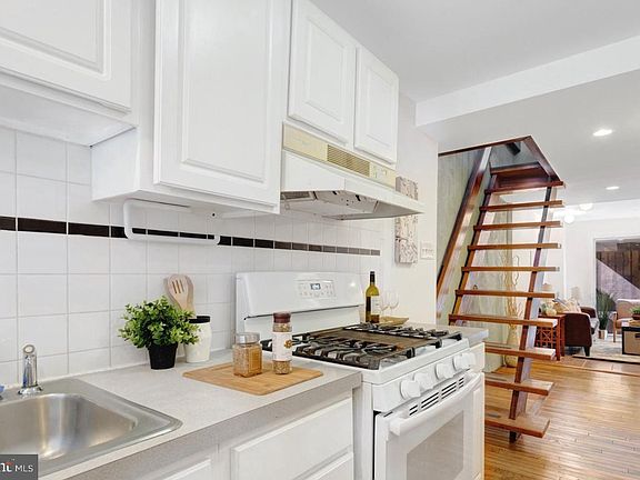 2nd image of 1036 Montrose St
