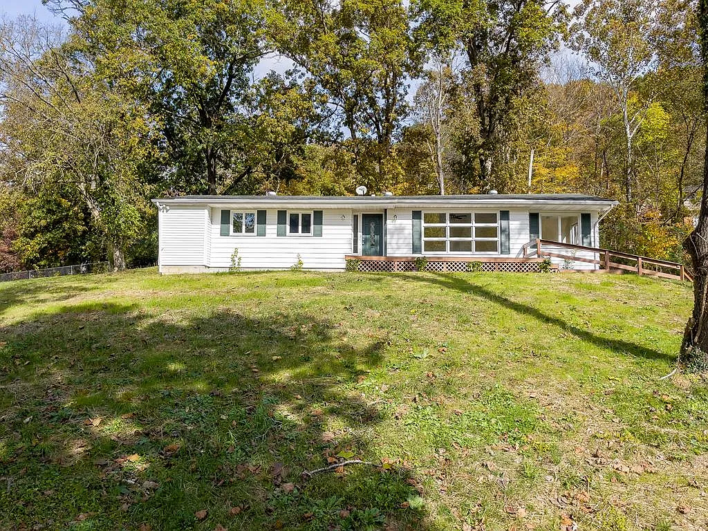 1561 Meridian Pl photo 1