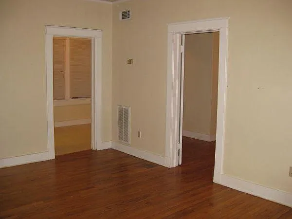 162 E State St — Photo 3