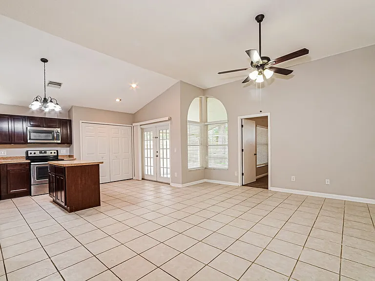 1096 Manigan Ave — Photo 6