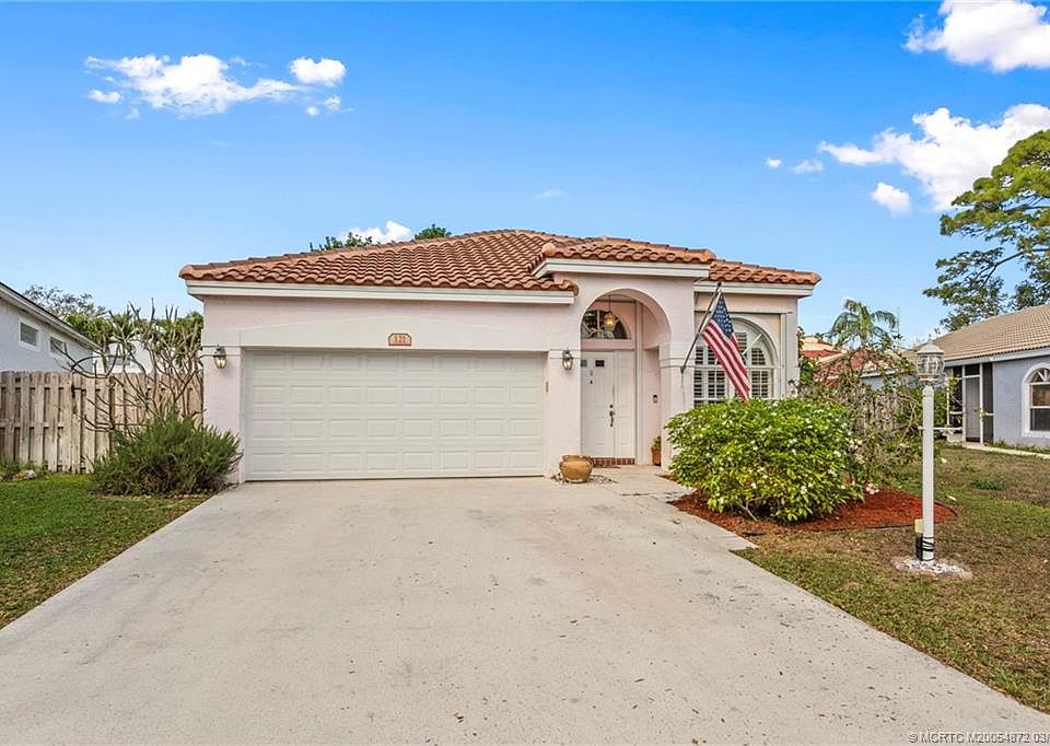 1st image of 121 Woodlake Cir