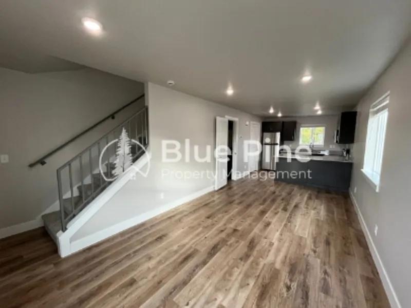 2 bed, 1.5 bath, 923 sqft, $1,295 — Photo 2
