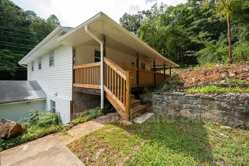 2 bed, 1.0 bath, 948 sqft, $1,350 — Photo 2
