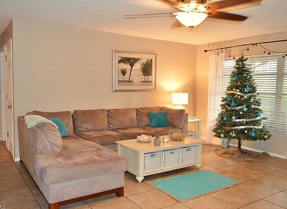 5th image of 865 Entrada Dr S