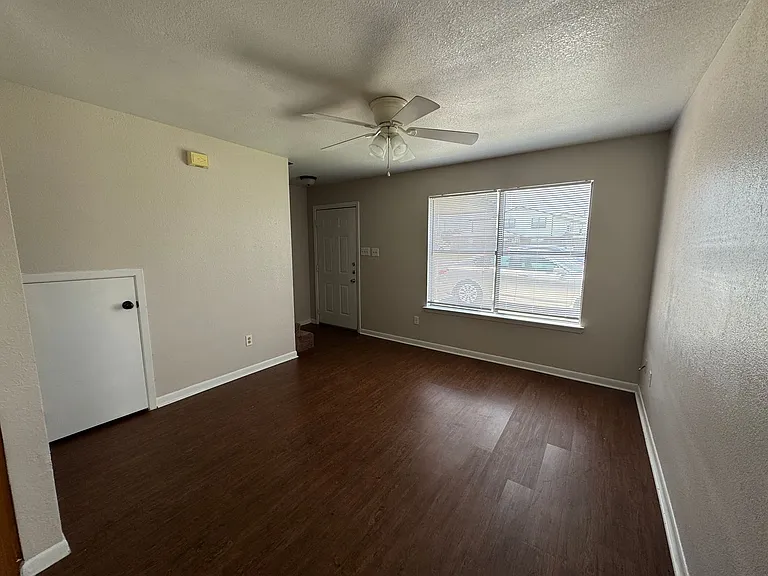 1210 Monroe Lp — Photo 4