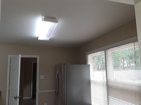 4th image of 3015 Majesty Dr