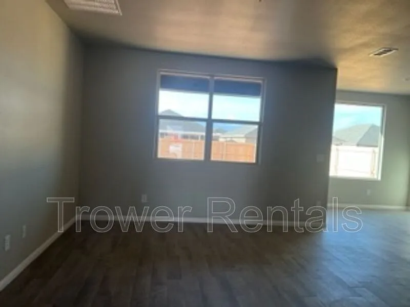 3 bed, 2.0 bath, 1457 sqft, $2,300 — Photo 4