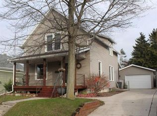 1233 S 16th St, Manitowoc, WI 54220