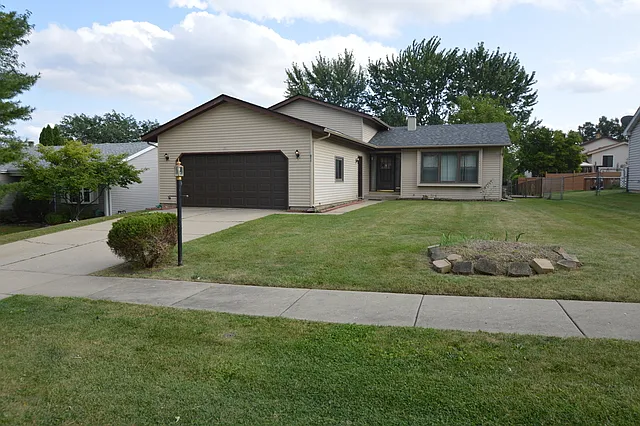 311 Exmoor Dr photo 1