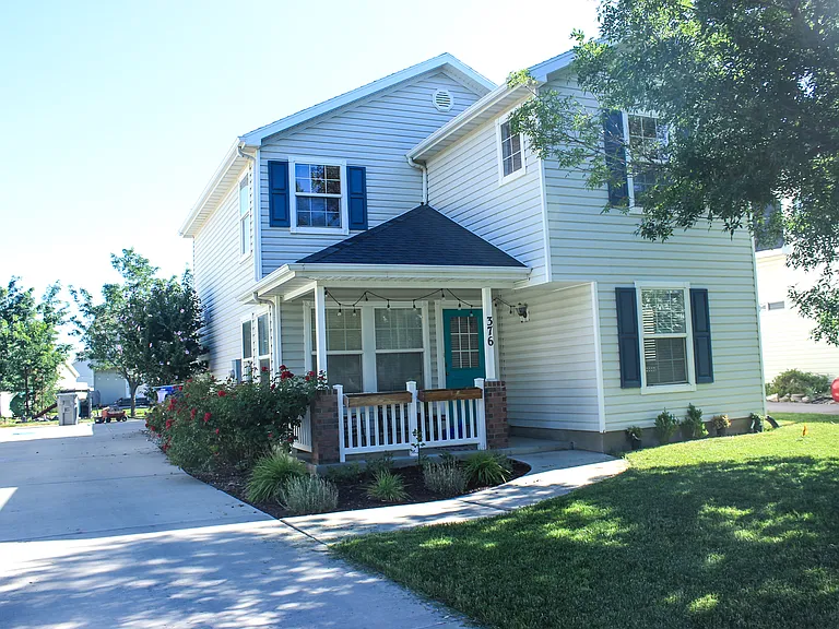 376 W Plum Pl — Photo 1