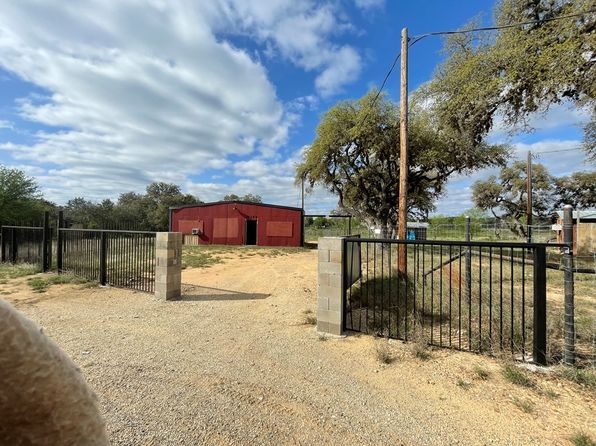 8362 Whartons Dock Rd, Bandera, TX 78003