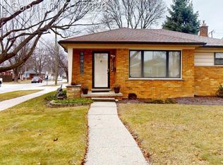 20201 Lochmoor St, Harper Woods, MI