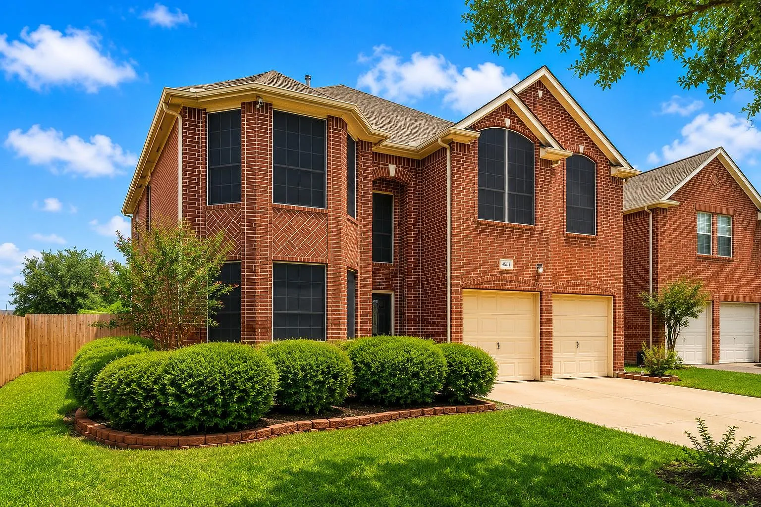 4 bed, 2.5 bath, 2576 sqft, $2,500 — Photo 2