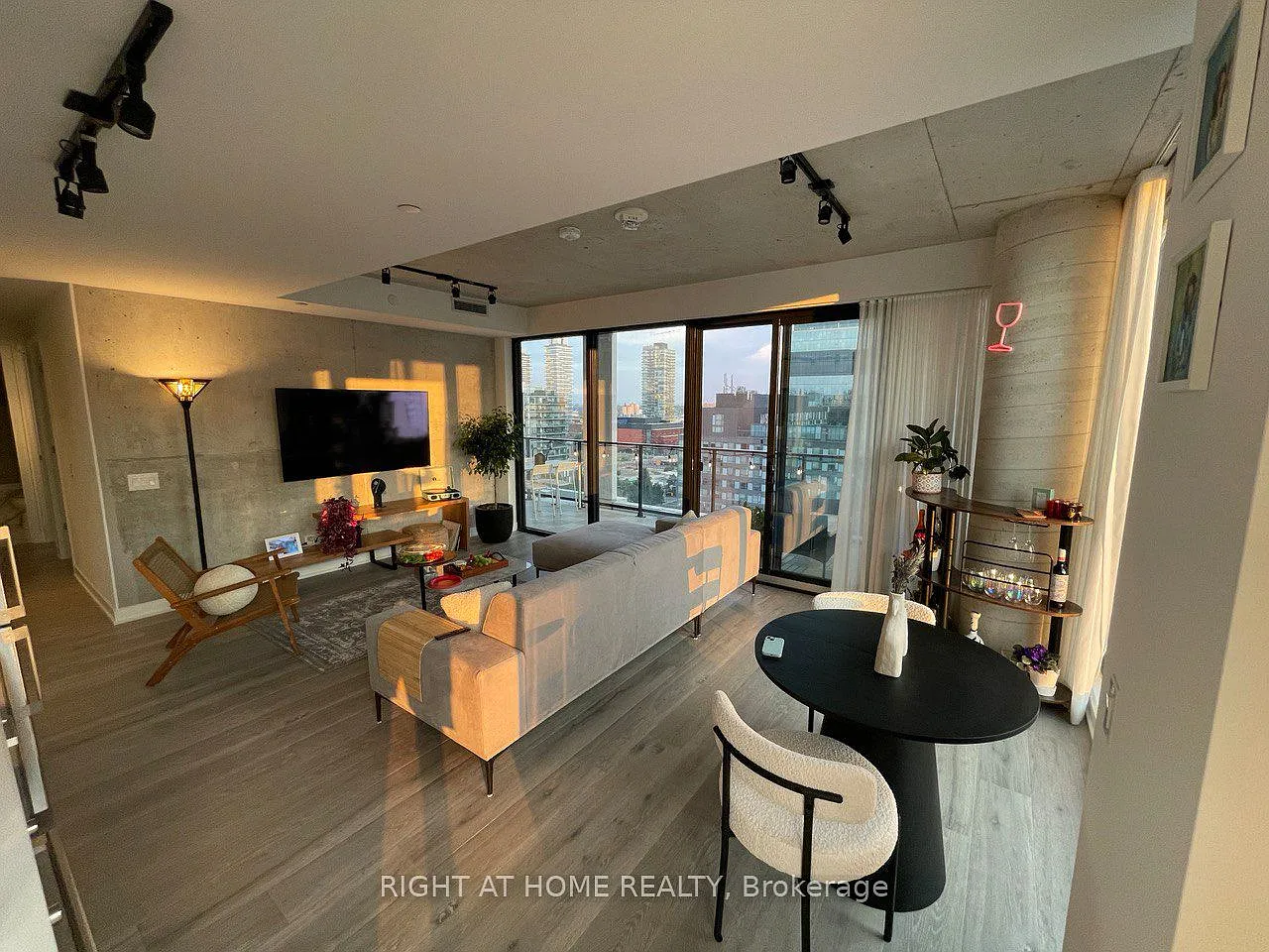 3 bed, $3,900 — Photo 1